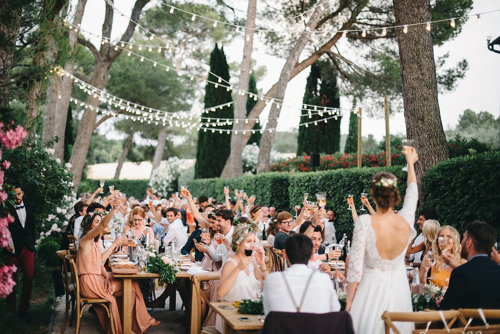 Aussi, de nombreux mariages seront célébrés en extérieur. Comme expliqué au-dessus, les mariés seront cette année à la recherche de nature et d’authenticité. Quoi de mieux qu’une réception en extérieur, éclairée par de jolies guirlandes ou des bougies ? En revanche, cela ne veut pas dire que la décoration est mise de côté ! Les mariages en extérieur regorgent de possibilités. En effet, il n’est pas rare de voir des espaces parfaitement aménagés comme des salons d’été ou encore des photobooth avec de magnifiques murs de fleurs. Dans le cas où votre repas se ferait dehors, pensez à prévoir un chapiteau ou une tente nomade. Et détrompez-vous, se marier sous une tente ne fait pas forcément camping ! Au contraire, cela peut être particulièrement tendance ! Une tente de qualité et une jolie décoration rendront votre mariage inoubliable.