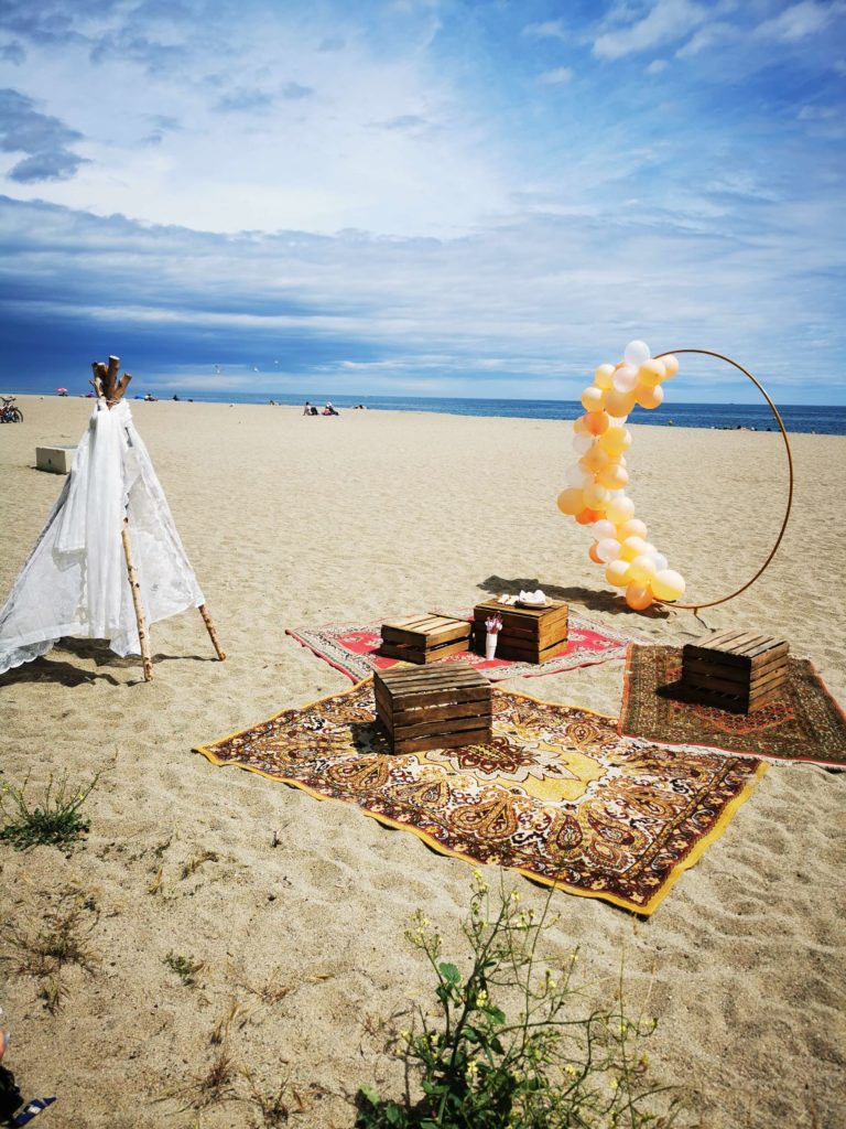 Comment organiser un pique-nique bohème sur la plage ? wedding planner lyon – les moments m