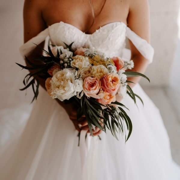 Le lancer de bouquet : une tradition réinventée – les moments m – wedding planner lyon